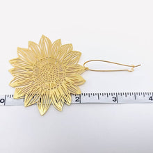 Cargar imagen en el visor de la galería, Golden Hollow Sunflower Hoop Earrings
