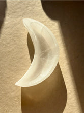 Load image into Gallery viewer, Crescent Moon Selenite Bowl
